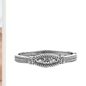 🛍️3/$25 SALE🛍️ Paparazzi Bracelet ~ Locked in Luster - Silver